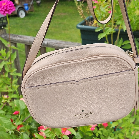 kate spade Handbags - Kate Spade Cream Crossbody Bag